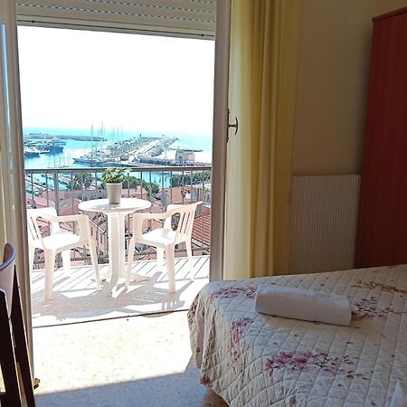 Hotel Robinia Imperia Exteriör bild