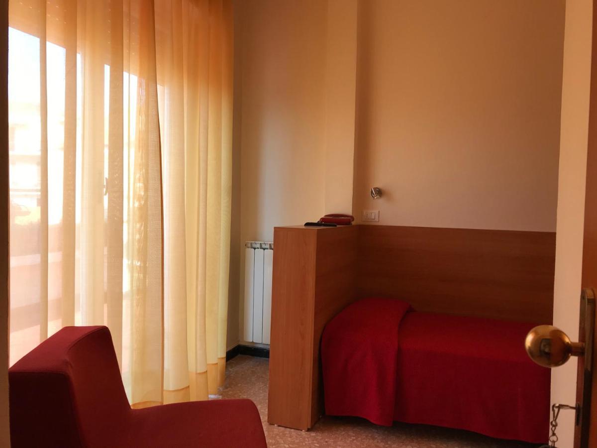 Hotel Robinia Imperia Exteriör bild