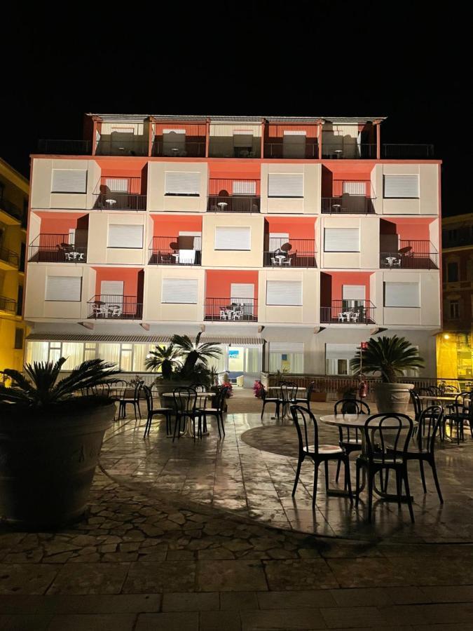 Hotel Robinia Imperia Exteriör bild