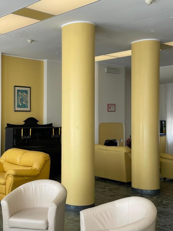 Hotel Robinia Imperia Exteriör bild