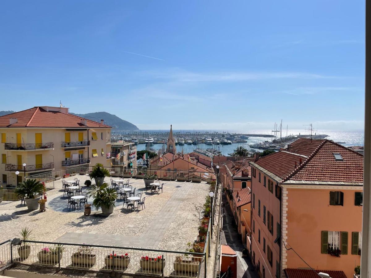 Hotel Robinia Imperia Exteriör bild