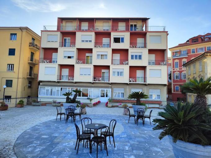 Hotel Robinia Imperia Exteriör bild