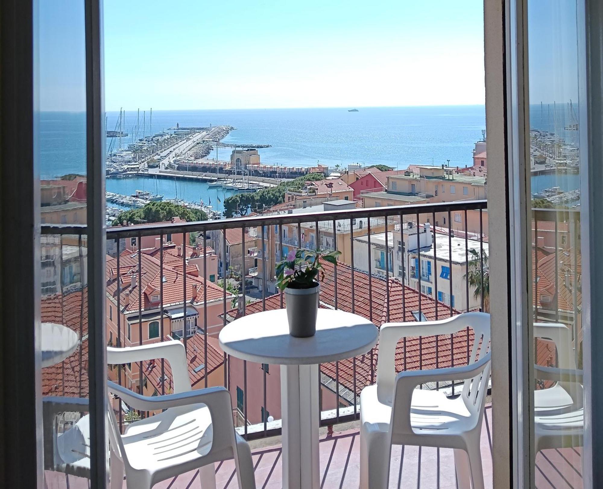 Hotel Robinia Imperia Exteriör bild