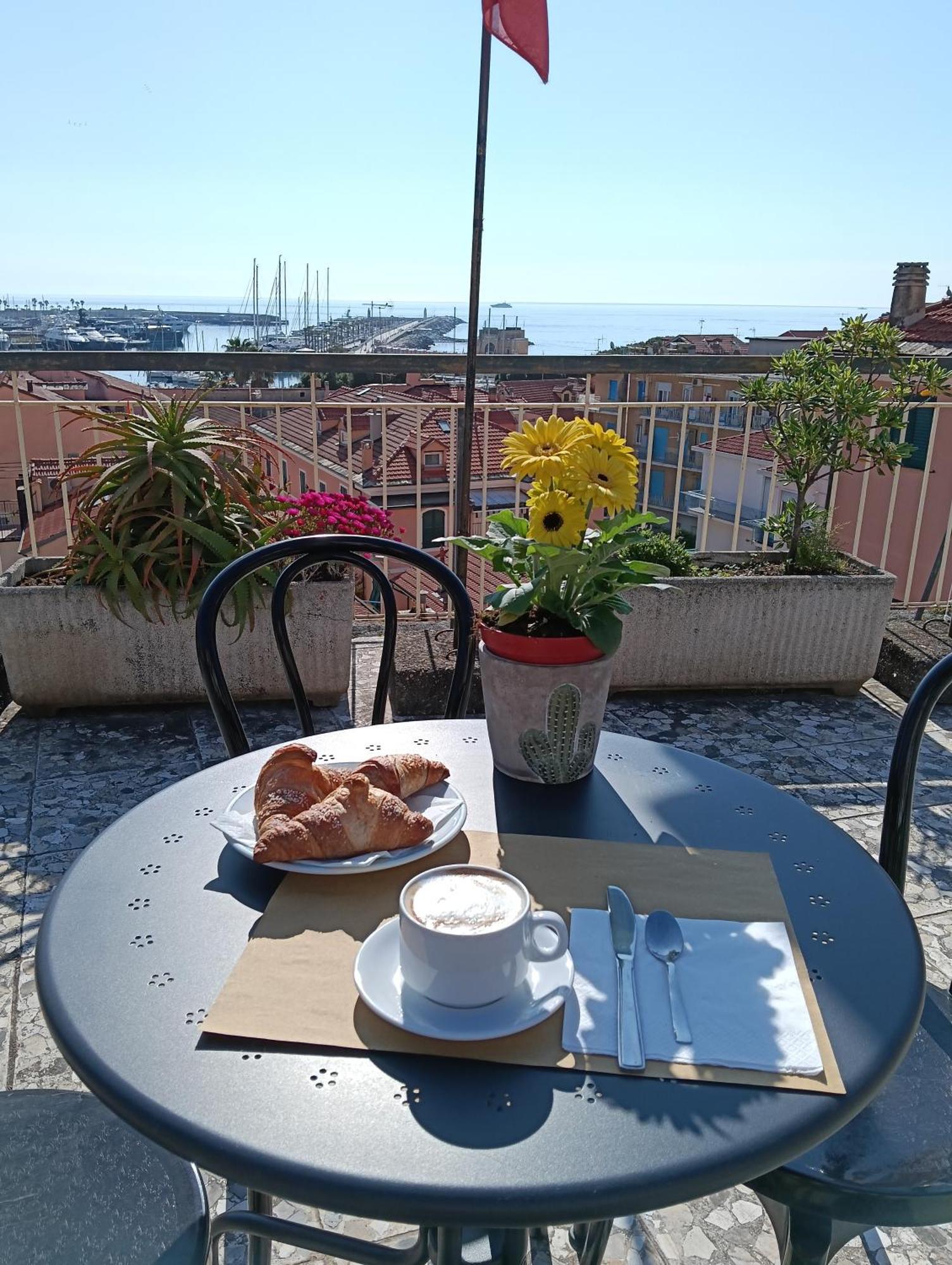 Hotel Robinia Imperia Exteriör bild