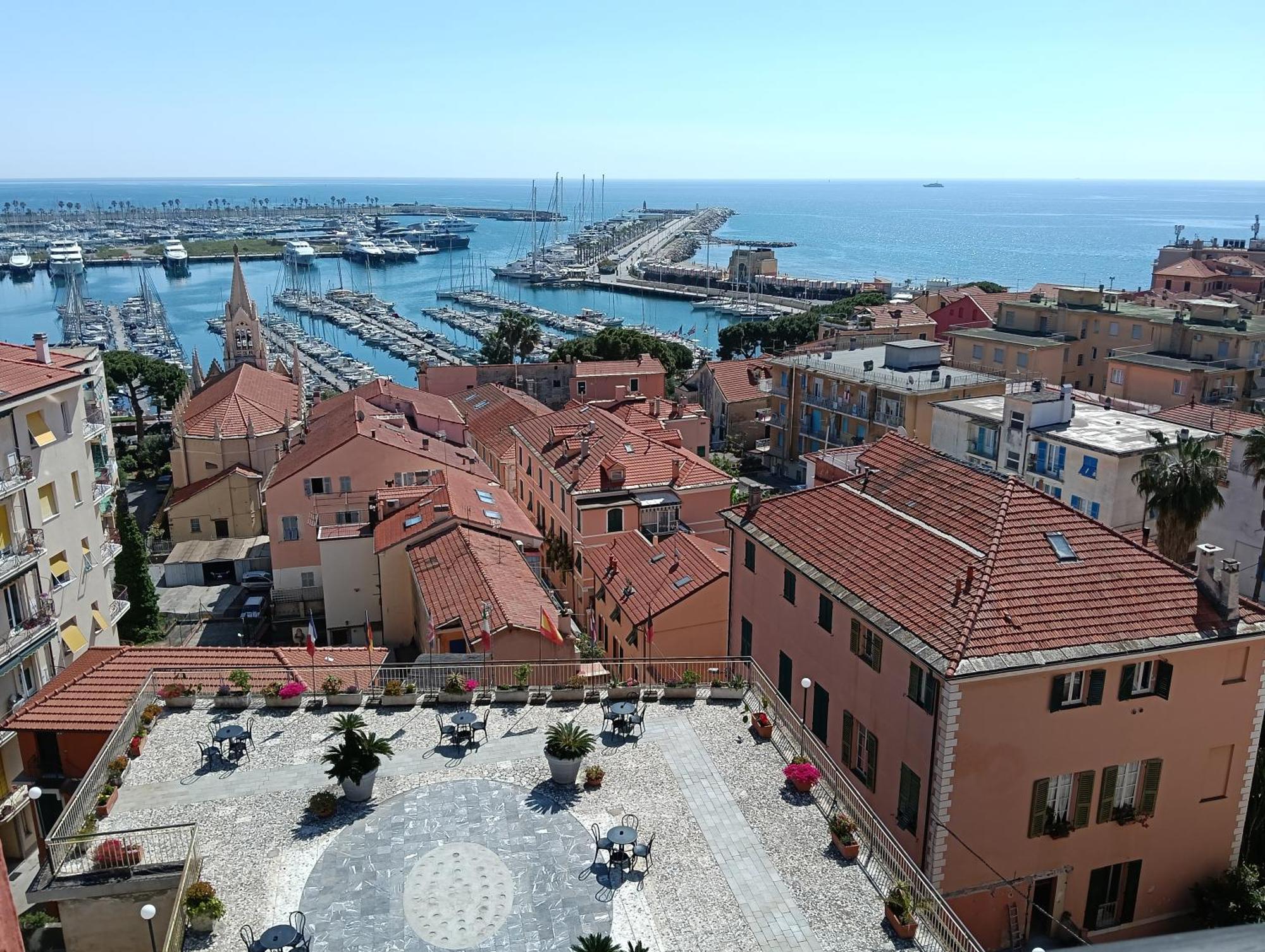 Hotel Robinia Imperia Exteriör bild