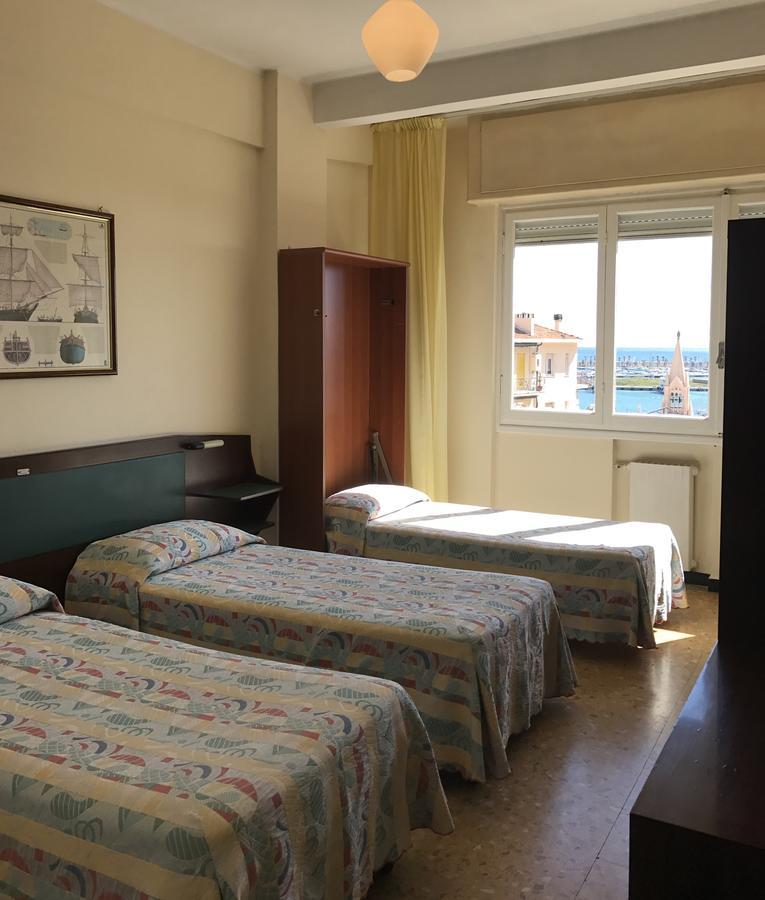 Hotel Robinia Imperia Exteriör bild