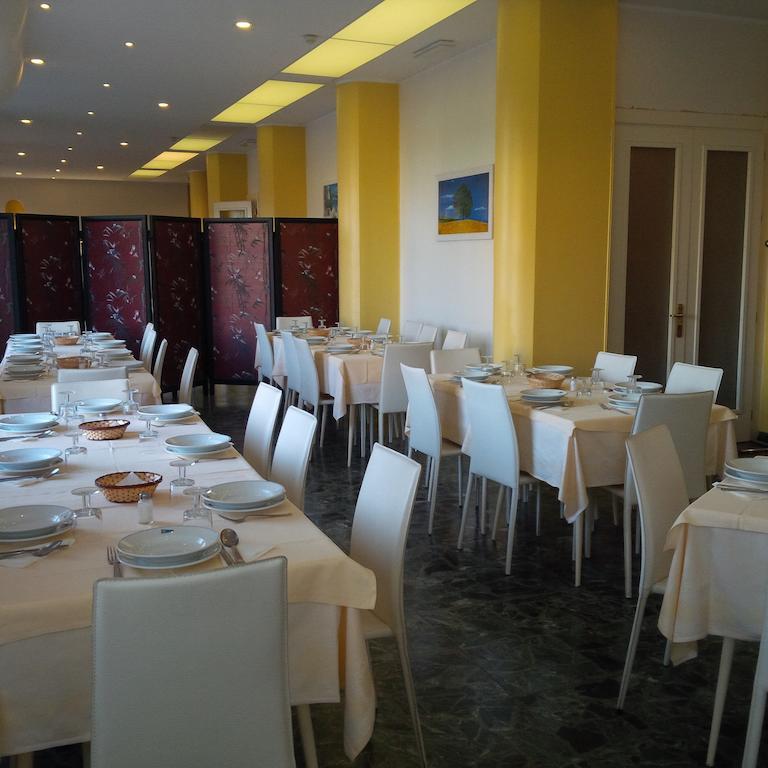 Hotel Robinia Imperia Exteriör bild