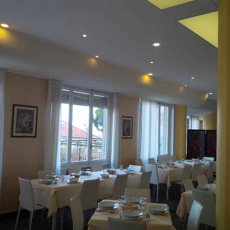 Hotel Robinia Imperia Exteriör bild