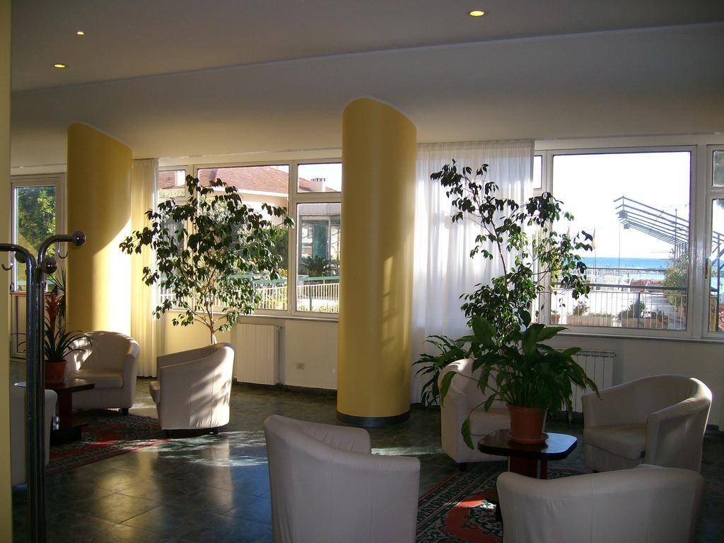 Hotel Robinia Imperia Exteriör bild