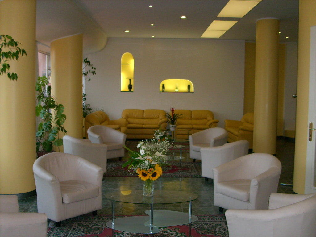 Hotel Robinia Imperia Exteriör bild