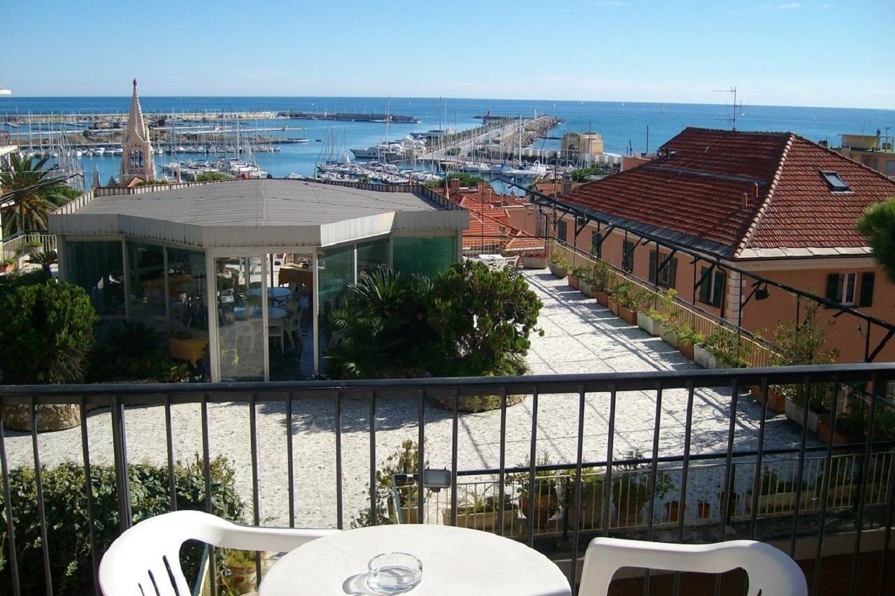 Hotel Robinia Imperia Exteriör bild