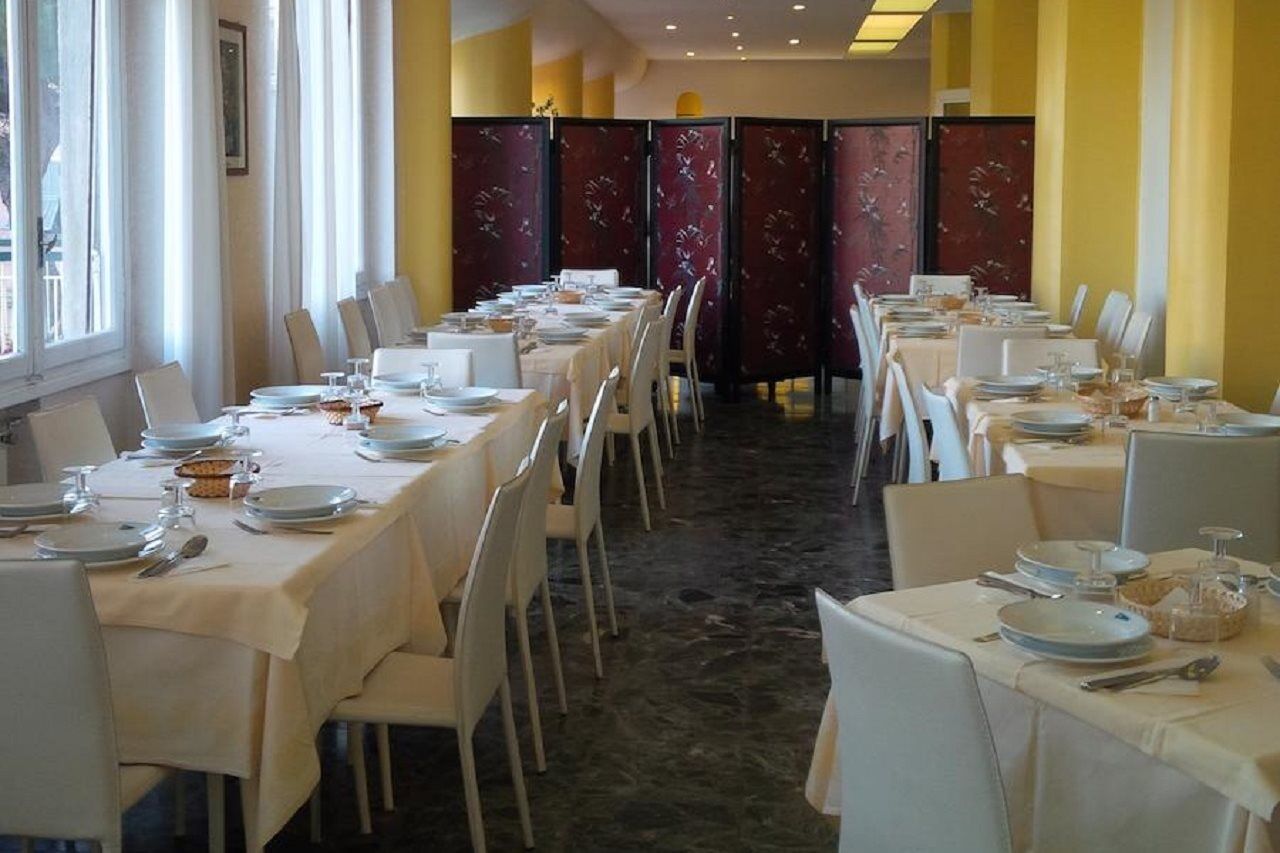 Hotel Robinia Imperia Exteriör bild
