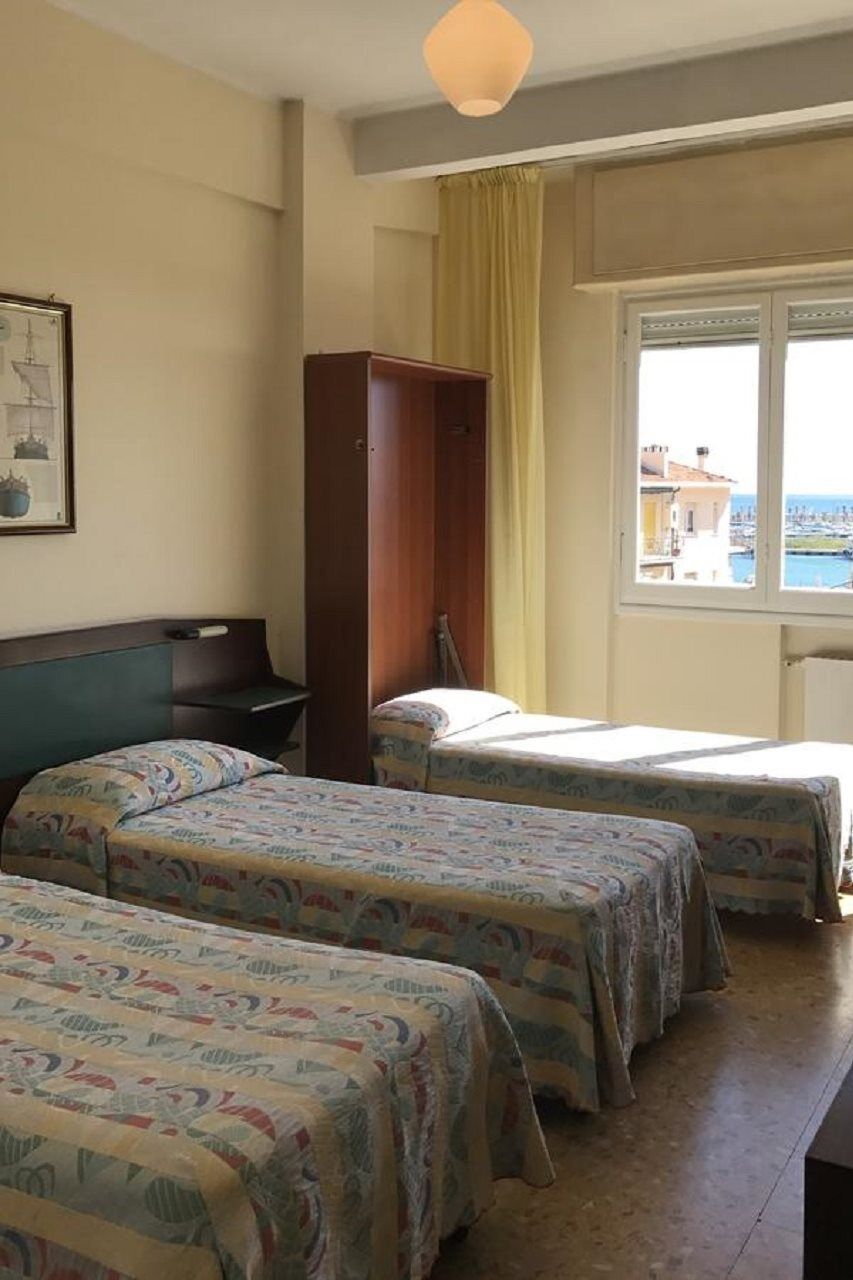 Hotel Robinia Imperia Exteriör bild
